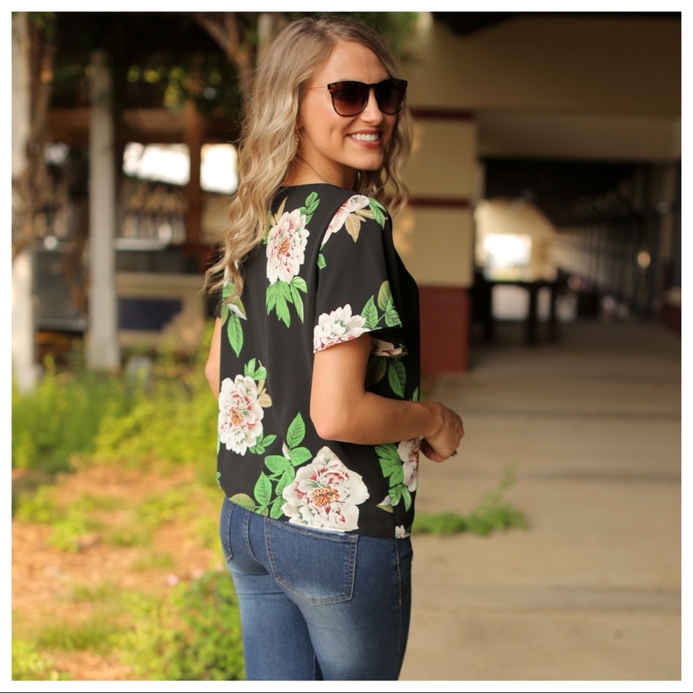 ✨LAST ONE✨Black Floral Tie Front Top - Picture 5 of 6